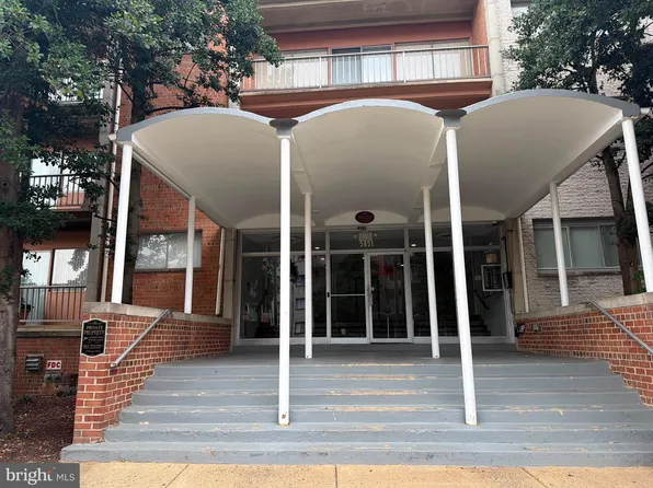 5851 Quantrell Ave APT 105, Alexandria, VA 22312