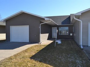 3 Inverness Dr, Elwood, NE 68937