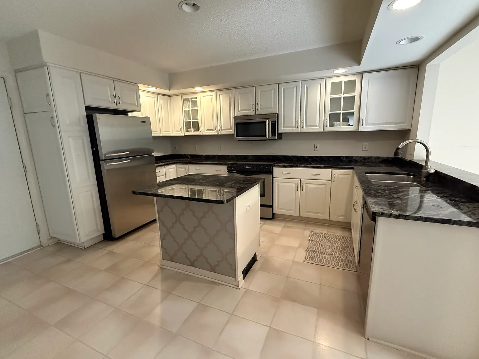 2 bed, 1.5 bath, 1818 sqft, $2,600 — Photo 3