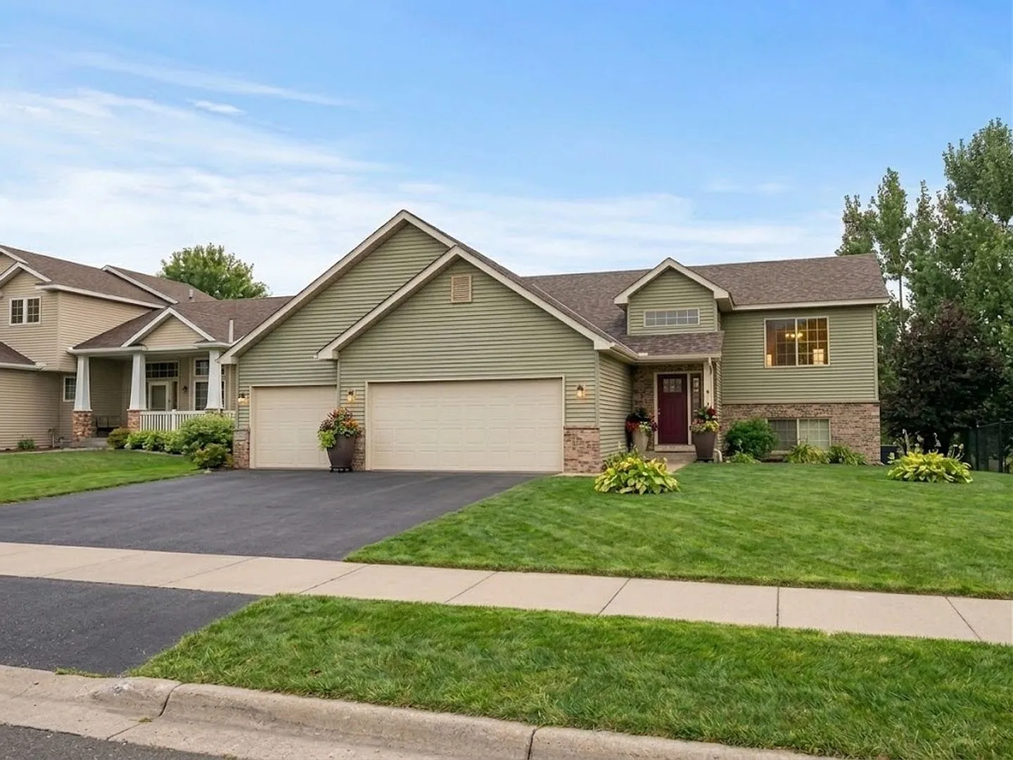 Spacious 5BR House in Belle Plaine — Photo 1