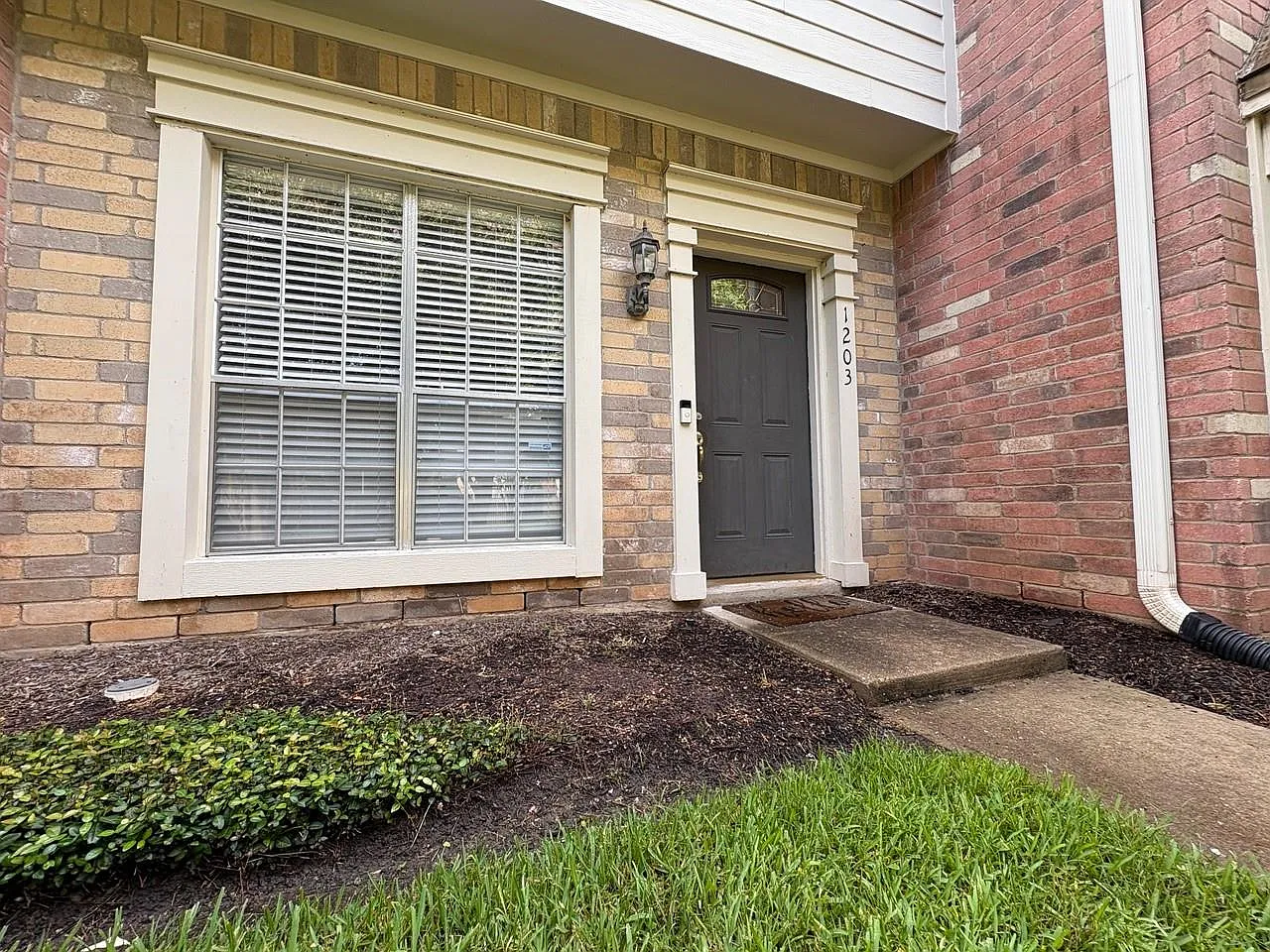 2 bed, 1.5 bath, 1110 sqft, $1,750 — Photo 2