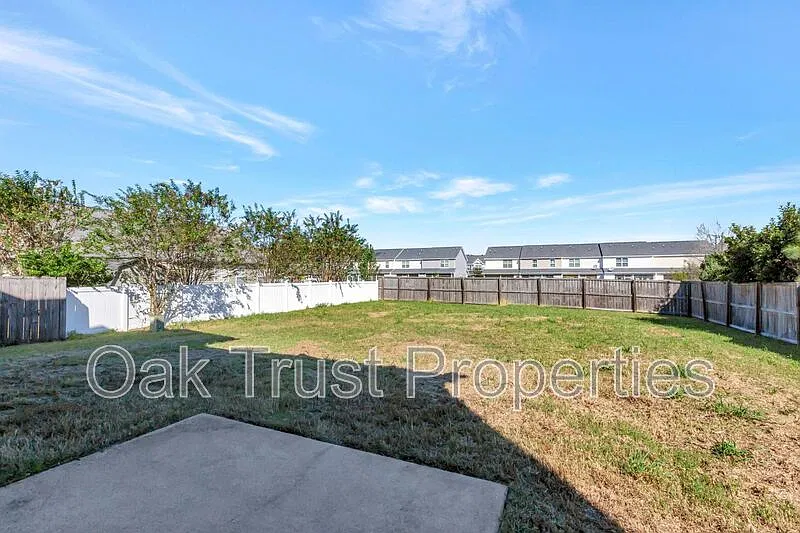 3 bed, 2.5 bath, 1795 sqft, $1,995 — Photo 3