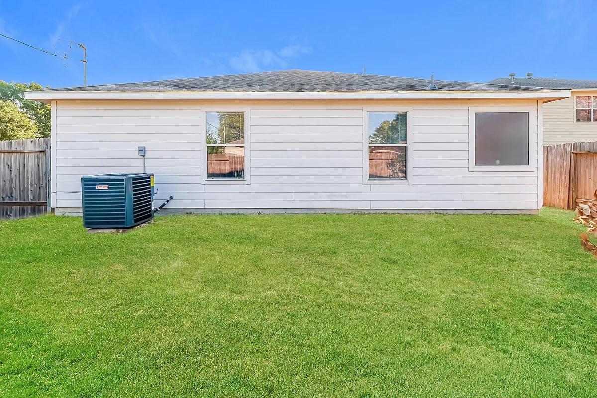 Building Photo - 16360 Hidden River Ct