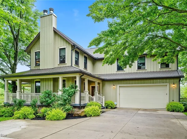 1238 Ridge Rd, Hinckley, OH 44233