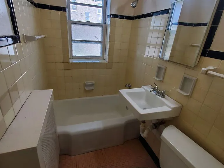 825 Wisconsin Ave - 6 Unit — Photo 7