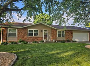 2943 E Empire Dr, Altamont, IL 62411