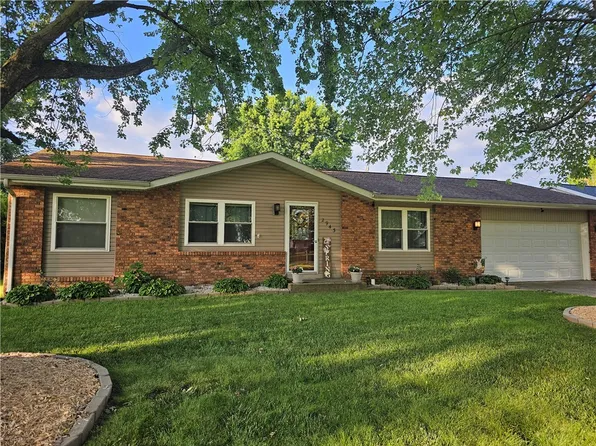 2943 E Empire Dr, Altamont, IL 62411