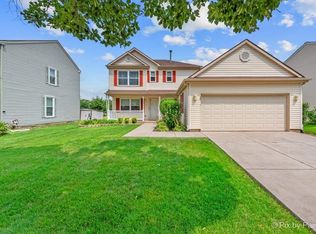 28 McKinley Ln, Streamwood, IL