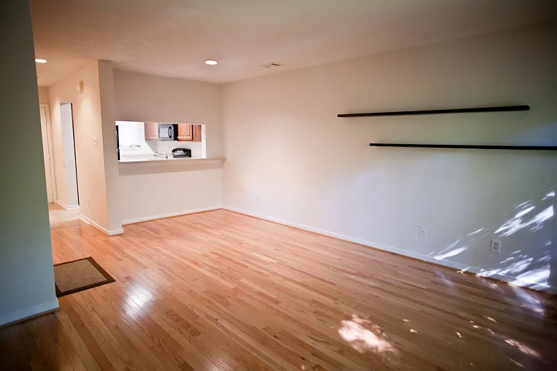 Renovated Townhouse-style Apartment Close to Campus. — Photo 3