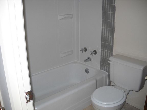 4th image of 3115 Saint Catherine St