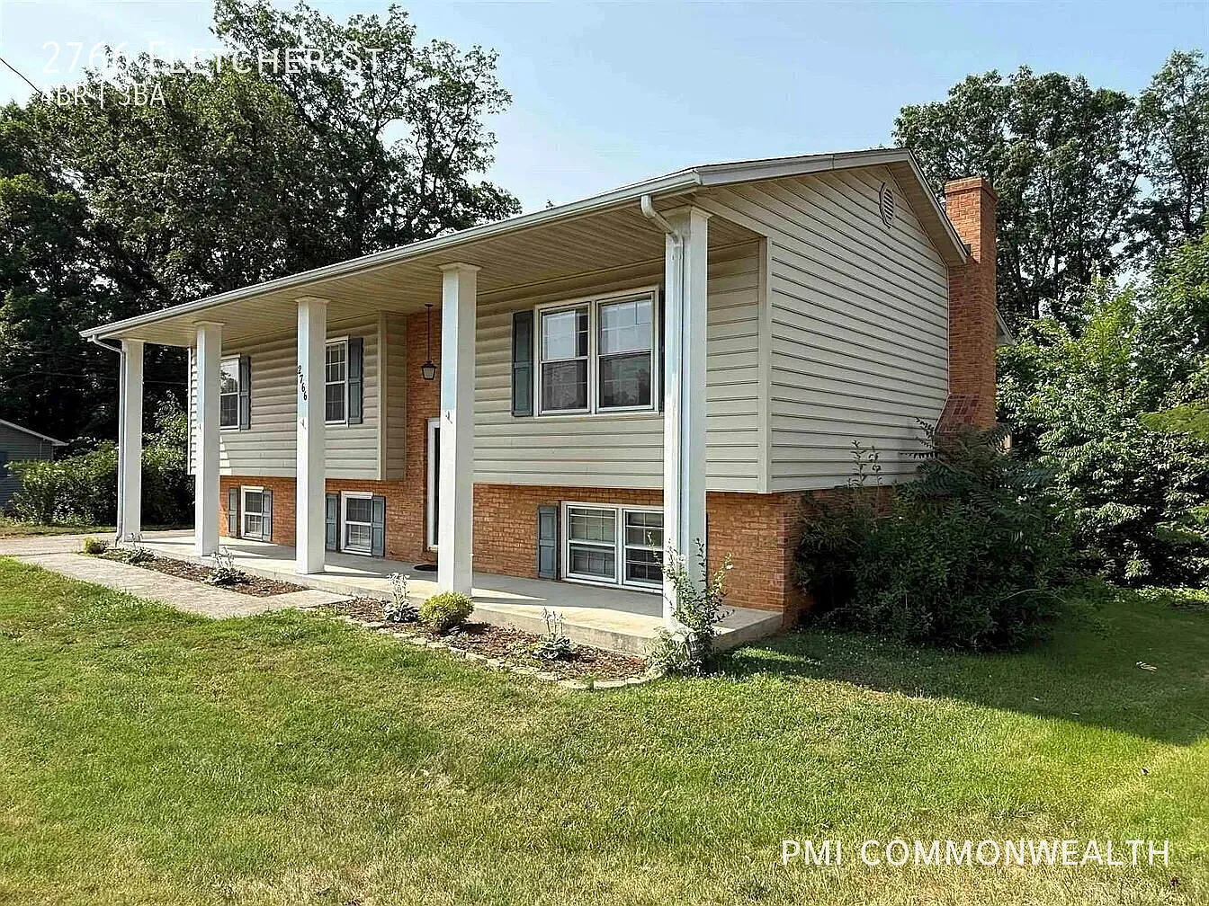4 Bed / 2.5 Bath Single Family (Available 10/1/26) — Photo 2