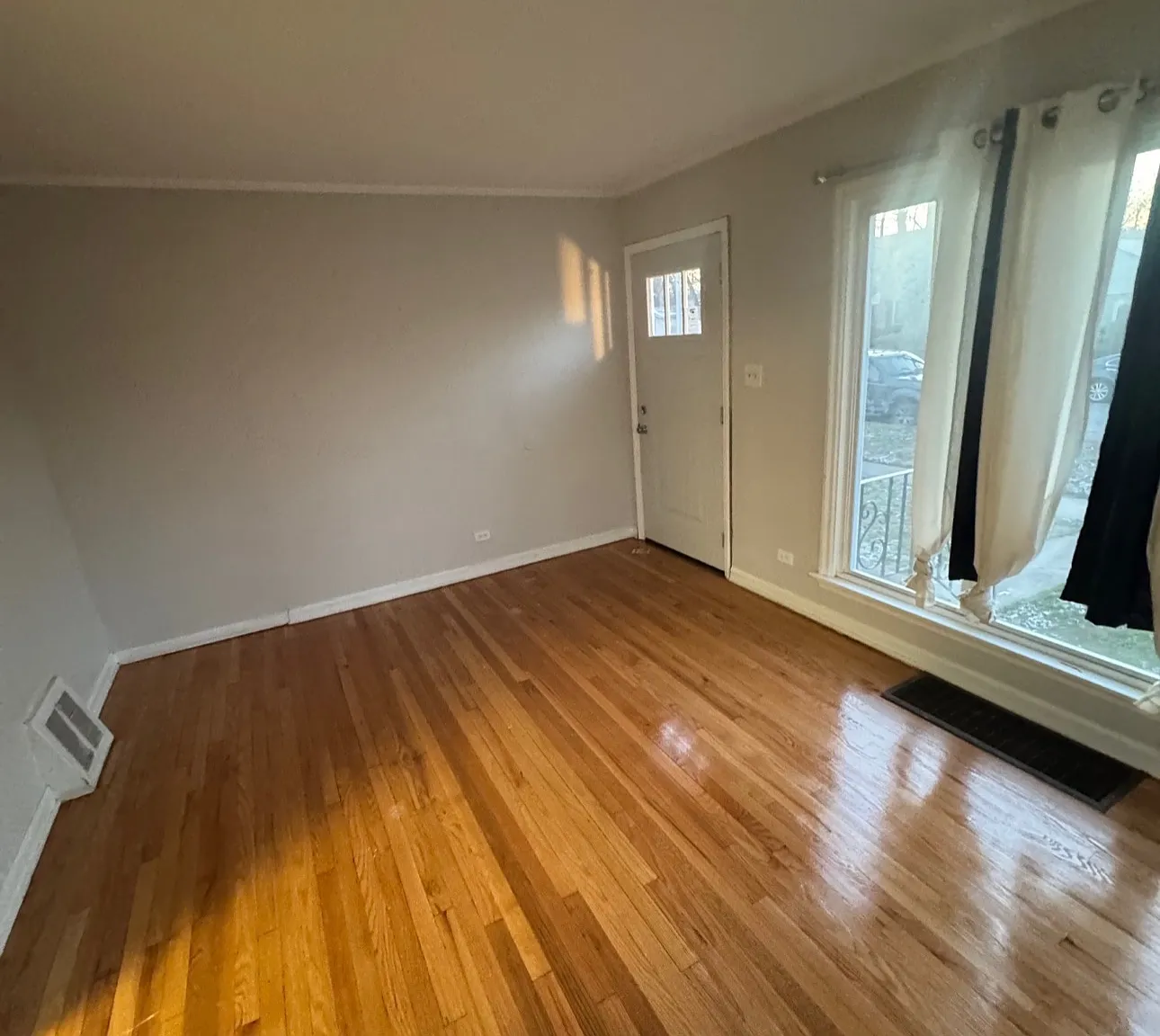 5 bed, 2500 sqft, $3,220 — Photo 2