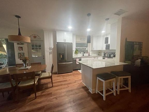 3rd image of 1373 Windsor Dr