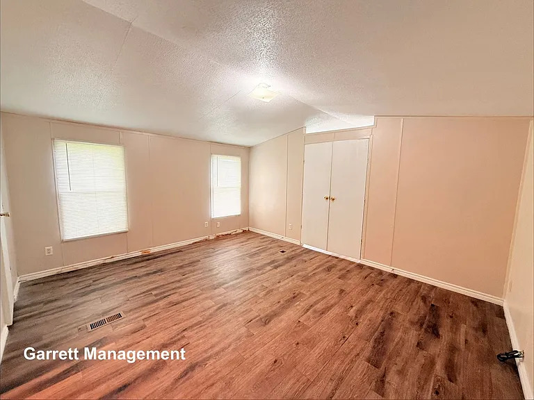 916 Iroquois Dr — Photo 9