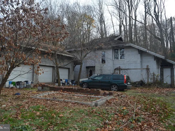 92 Sweet Arrow Lake Rd, Pine Grove, PA 17963