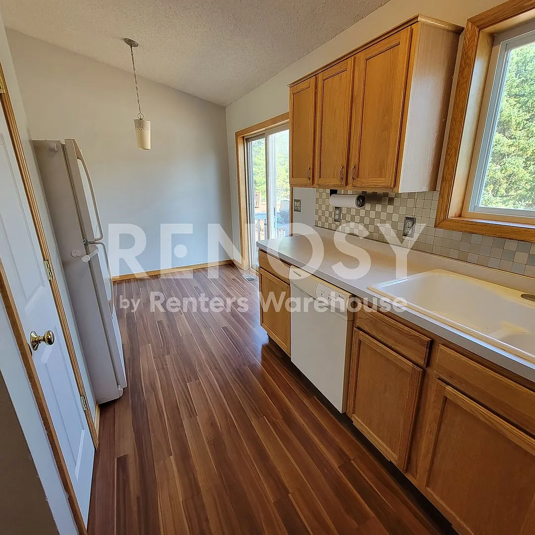 Available Now 4 Bedroom 2 Bath Single Family Home in Shakopee — Photo 4
