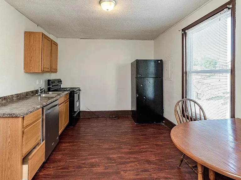 213 Waugh St — Photo 8