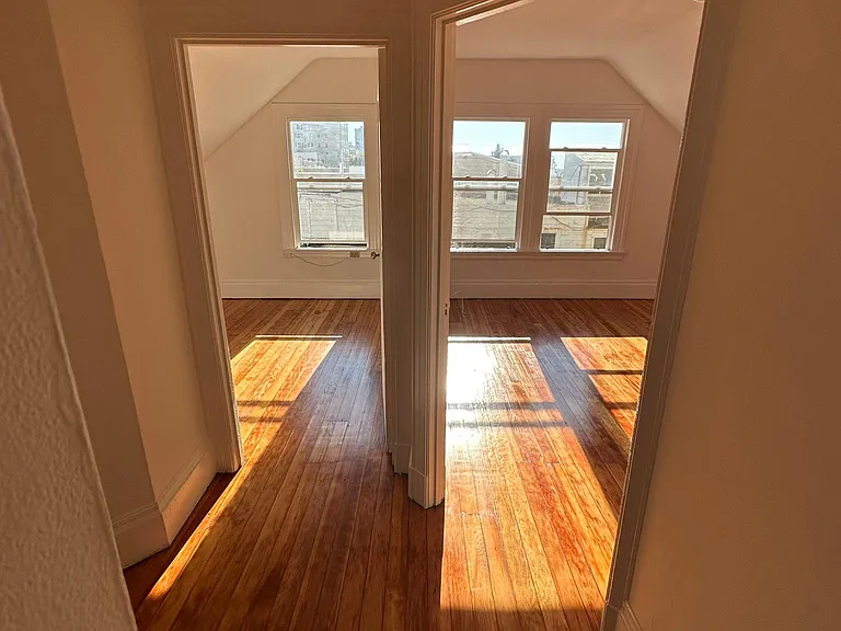 2327 Van Ness Ave #7 — Photo 3