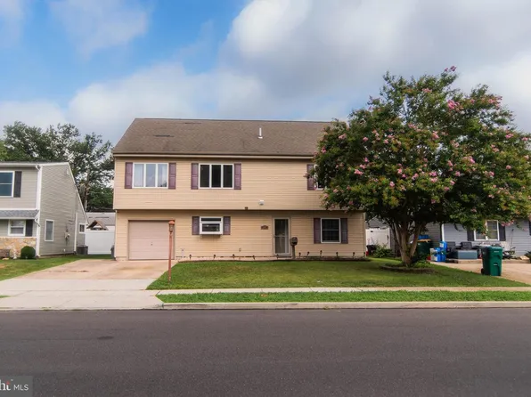 142 Elderberry Dr, Levittown, PA 19054