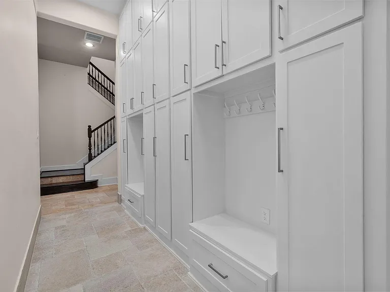 2102 Countryshire Ln — Photo 22