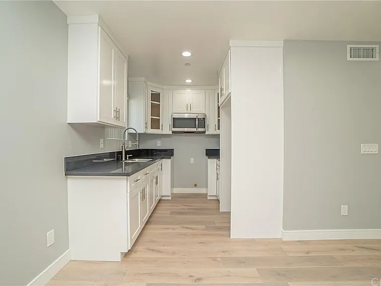 1131 1/2 E 28th St — Photo 13