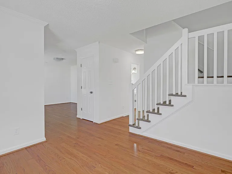453 Waverly Pl — Photo 12