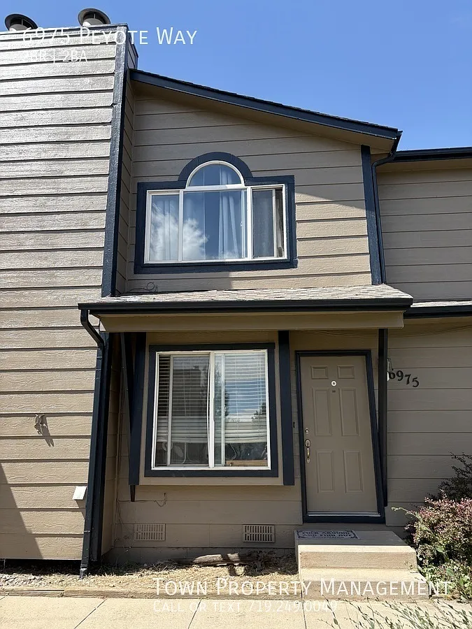 Townhouse in Prestigious Rockrimmon Area — Photo 1