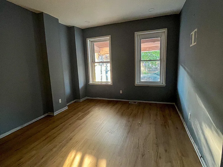 46 N Hermitage Ave — Photo 5