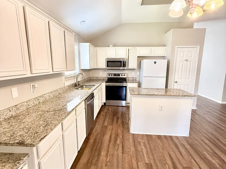 3902 Hudson Dr — Photo 7