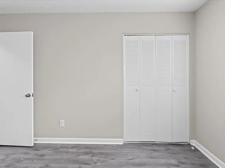 Chateau Apartments — Photo 24