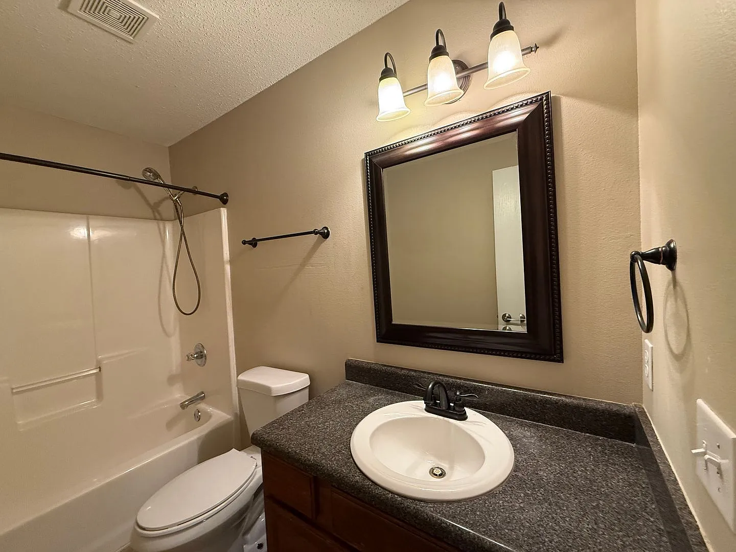 Collinsville 3 Bedroom 2 Bathroom — Photo 4