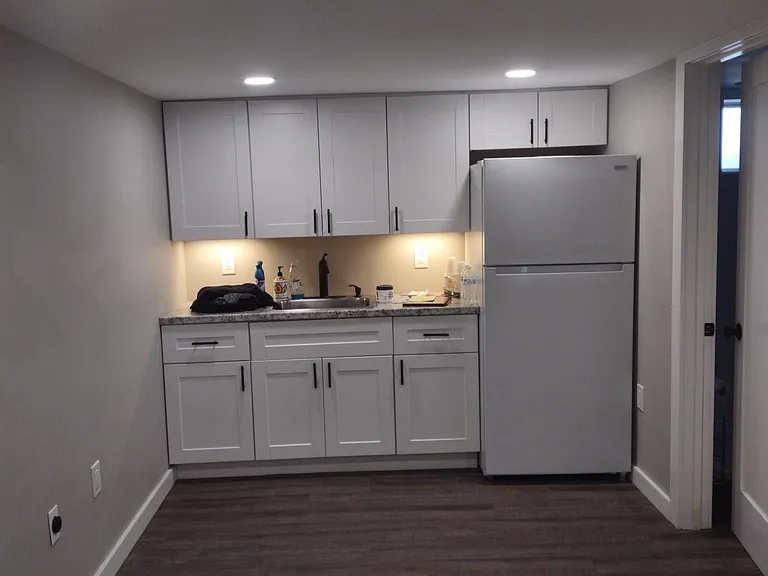 1430 Hallock Ave — Photo 7