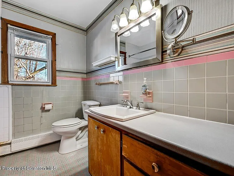 1020 W Market St — Photo 28