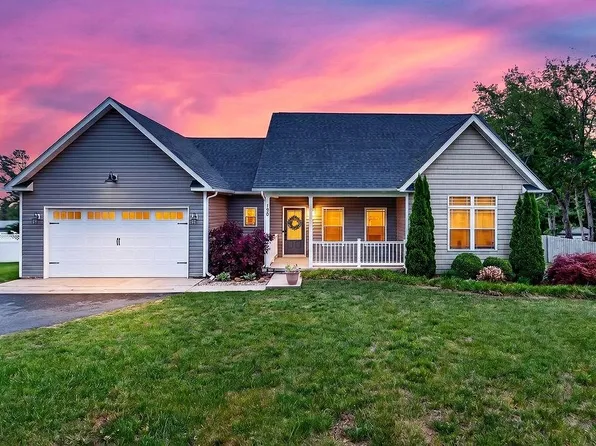190 Montgomery Rd, Staunton, VA 24401