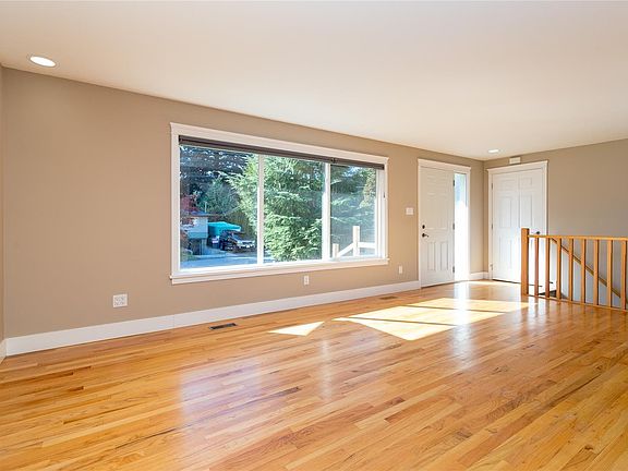 3rd image of 590 Ridley Dr