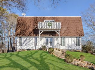 8 Fort Hill Rd, Hampton Bays, NY 11946