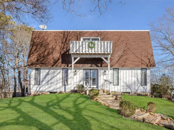 8 Fort Hill Road, Hampton Bays, NY 11946