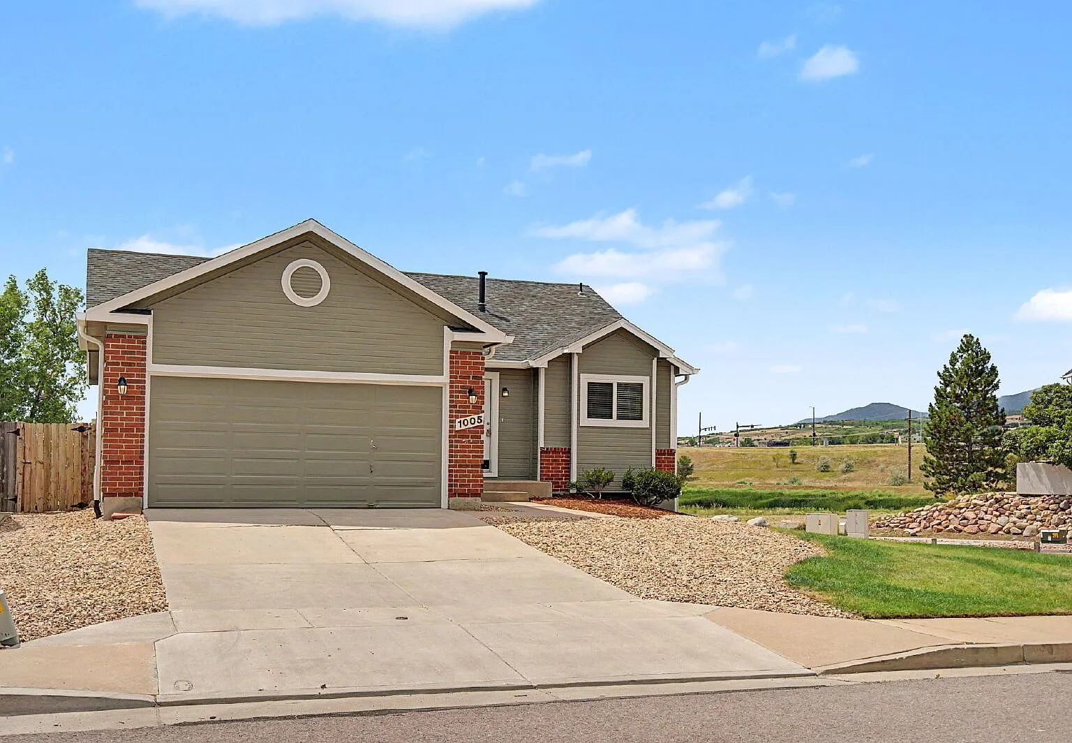 5 bed, 3.0 bath, 2604 sqft, $2,595 — Photo 1