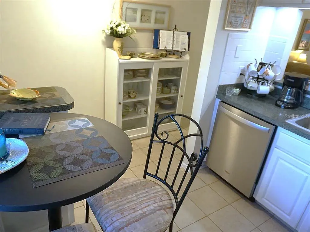2 bed, 2.0 bath, 934 sqft, $1,900 — Photo 4