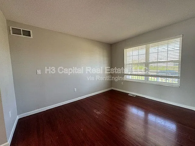 1041 Flora Lake Ct — Photo 7