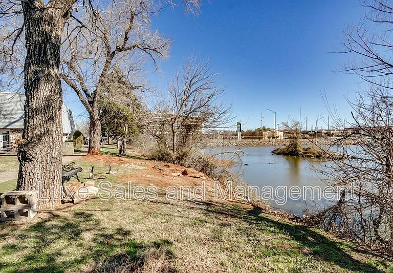 6026 Nw Expy #C — Photo 30