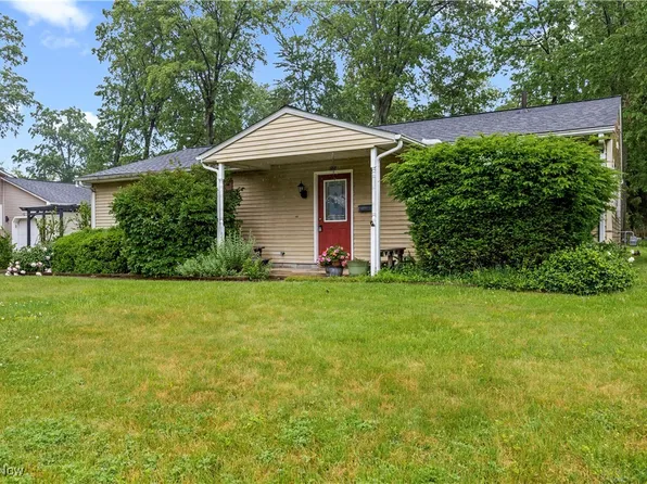 215 Sunset Rd, Avon Lake, OH 44012