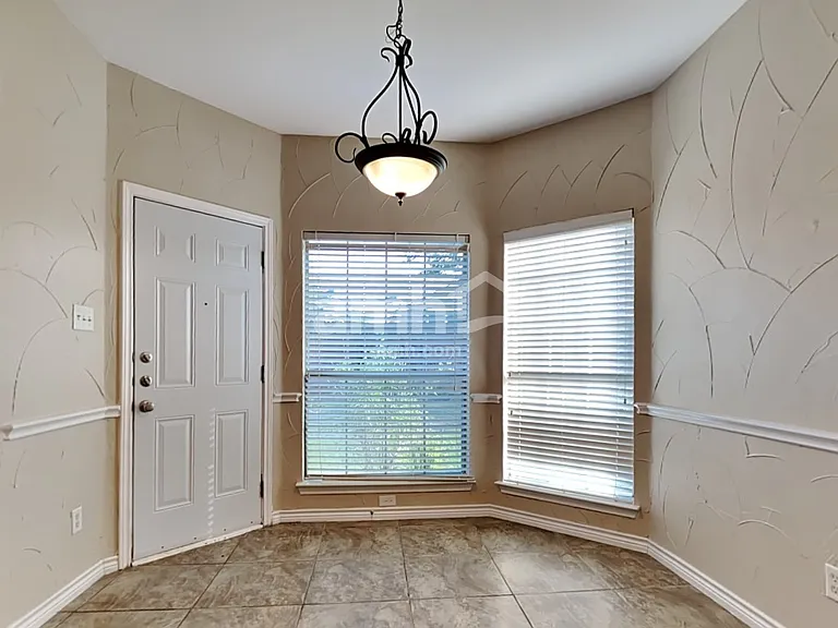 404 Roundrock Ln — Photo 4
