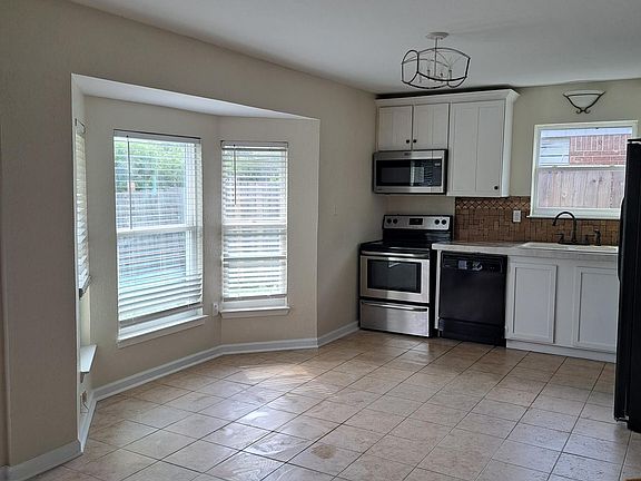 5th image of 2612 Hidden Valley Dr