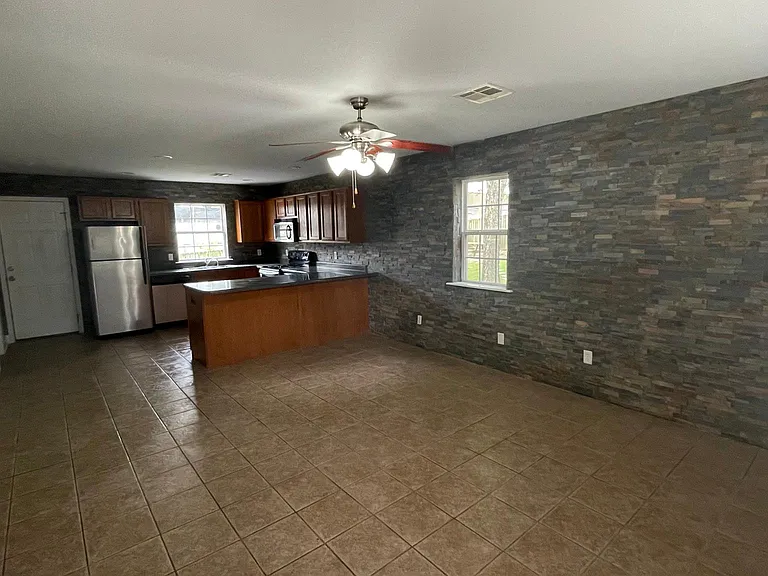 1897 W Stone St #3 — Photo 4