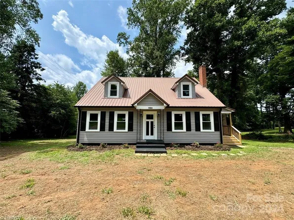1904 Swan Dr, Lenoir, NC 28645