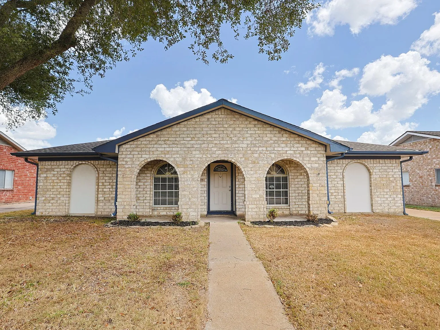 3 bed, 2.0 bath, 2028 sqft, $2,197 — Photo 1