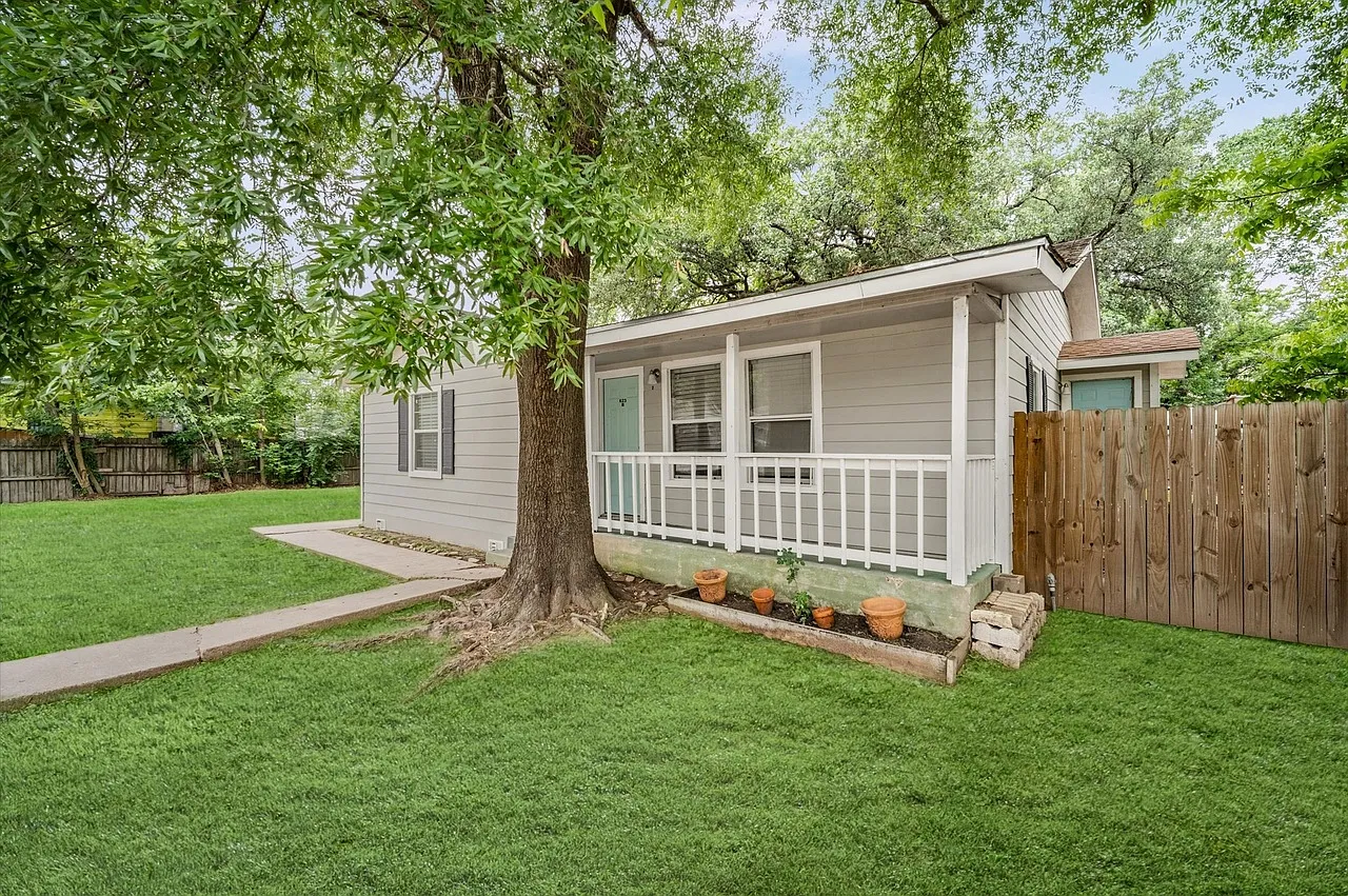 2 bed, 700 sqft, $1,200 — Photo 2