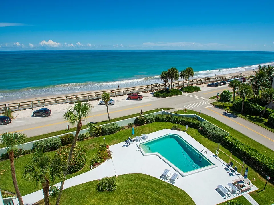 4049 Ocean Dr #204