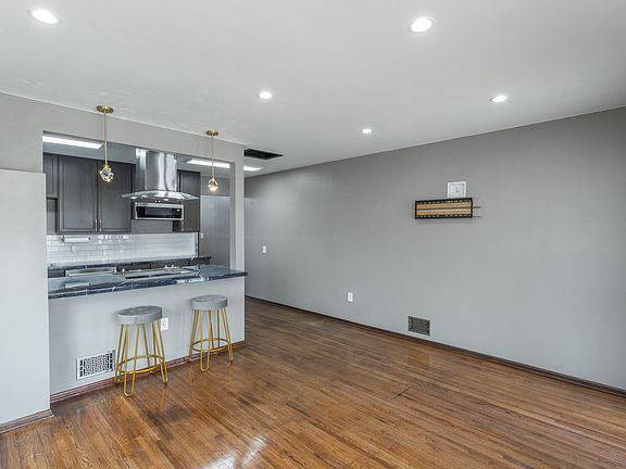 3rd image of 727 W Augusta Ave #727